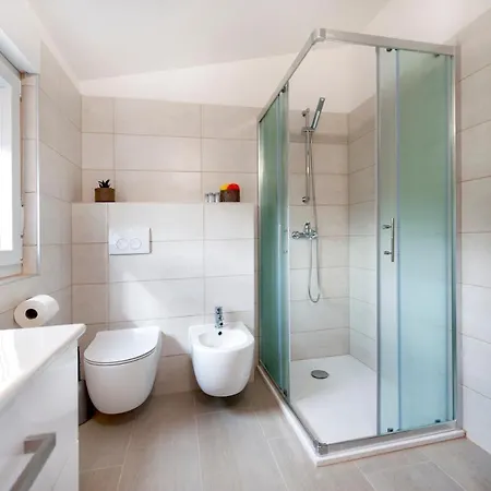 アパート Rosa ロヴィニ